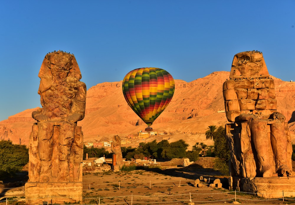 el globo y las estatuas de memnon