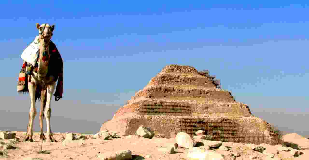 la pirámide escalonada saqqara